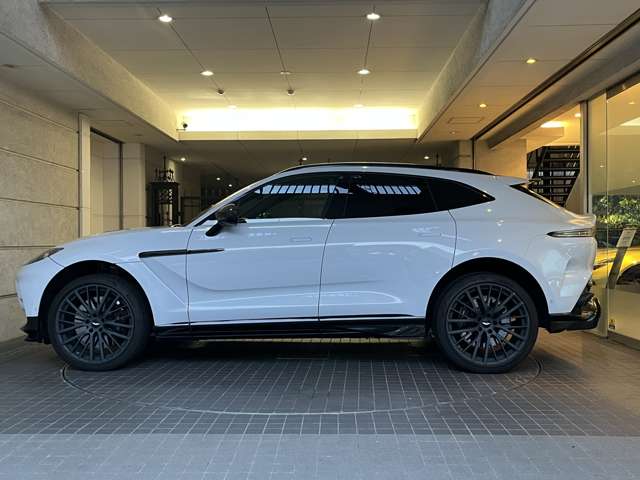 Aston Martin DBX 6