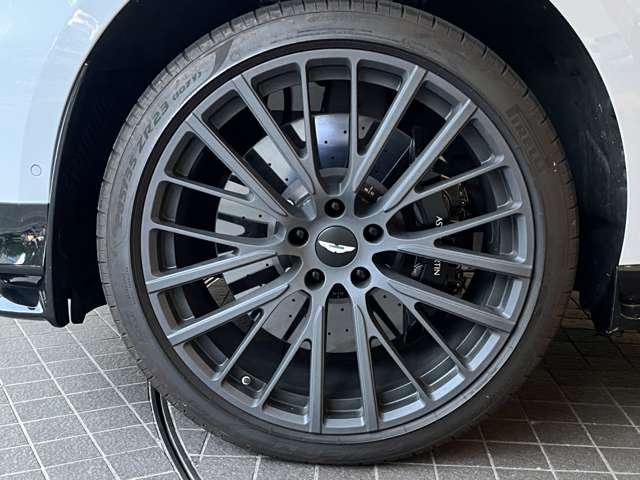 Aston Martin DBX 8