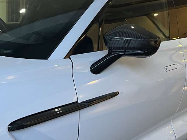 Aston Martin DBX 9