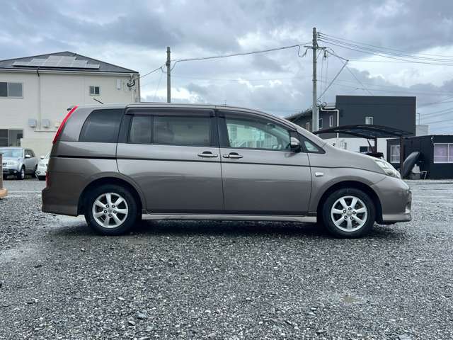 Toyota Isis 11