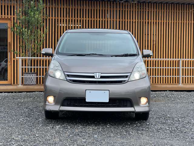 Toyota Isis 12