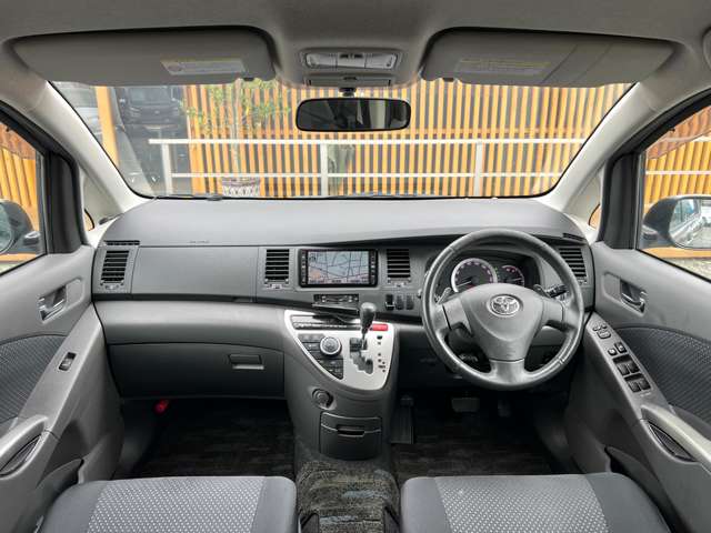 Toyota Isis 3