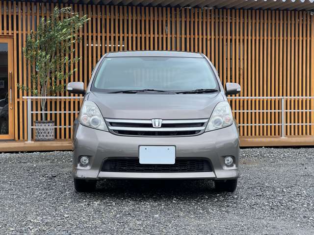 Toyota Isis 4