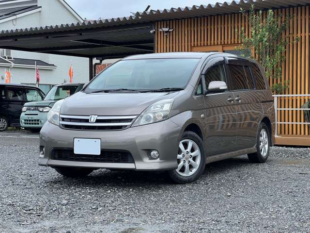 Toyota Isis 5