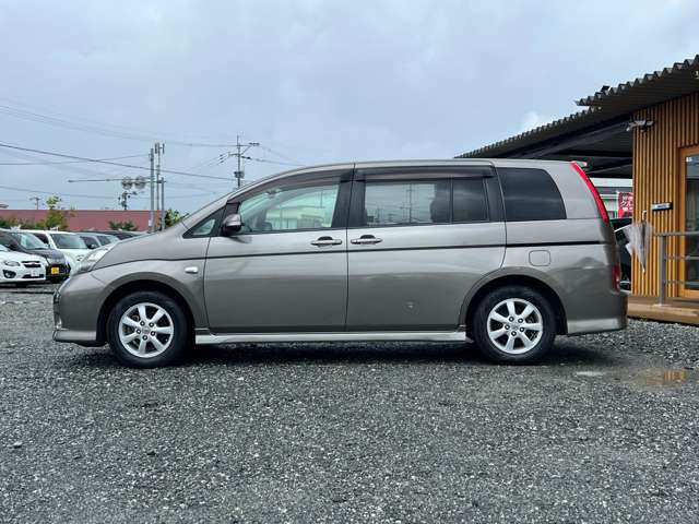 Toyota Isis 6