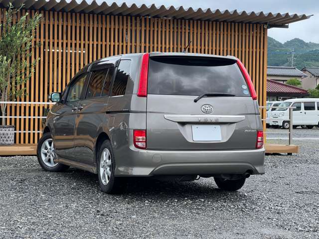 Toyota Isis 8