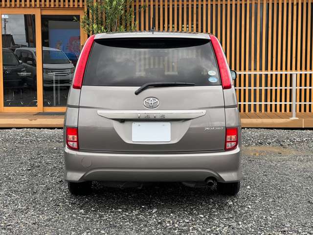 Toyota Isis 9