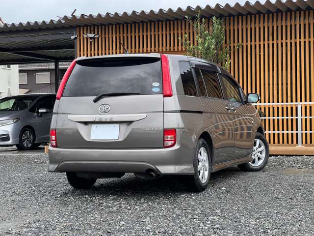 Toyota Isis 10