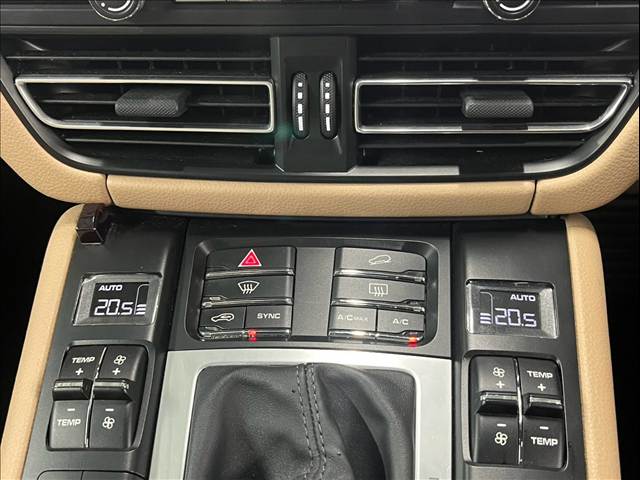 Porsche Macan 8