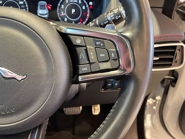 Jaguar F-Pace 11
