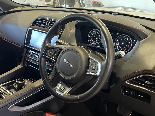 Jaguar F-Pace 7