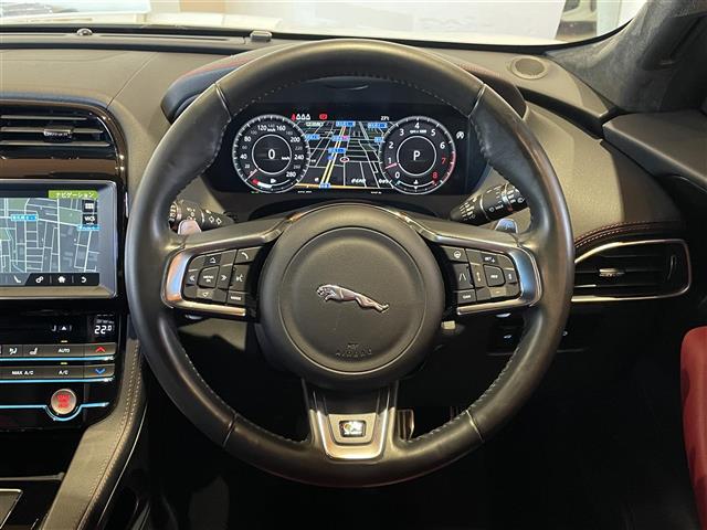 Jaguar F-Pace 8