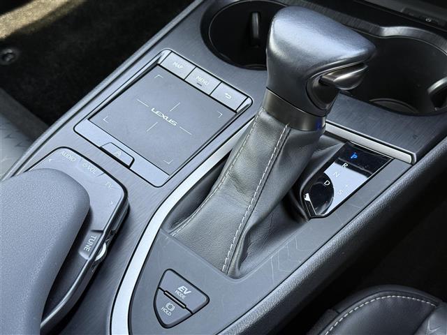 Lexus UX 8