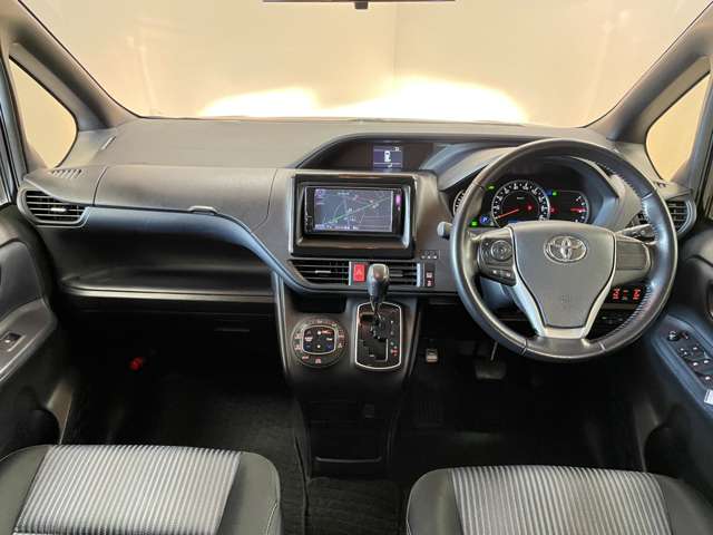 Toyota Voxy 3