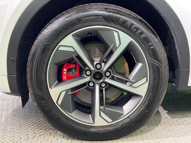 Jaguar E-Pace 11