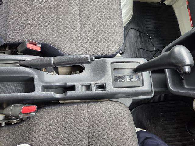 Nissan NT100 Clipper 6