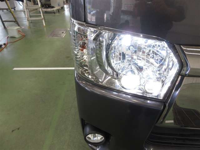 Toyota Hiace Van 7