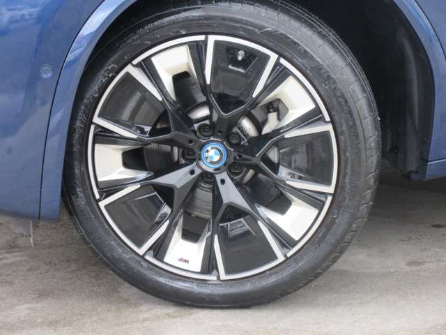 BMW iX3 12