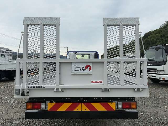 Isuzu Elf 7