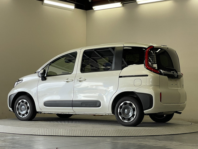 Toyota Sienta 4
