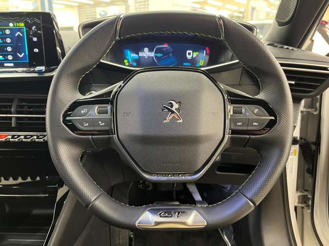 Peugeot SUV e-2008 12