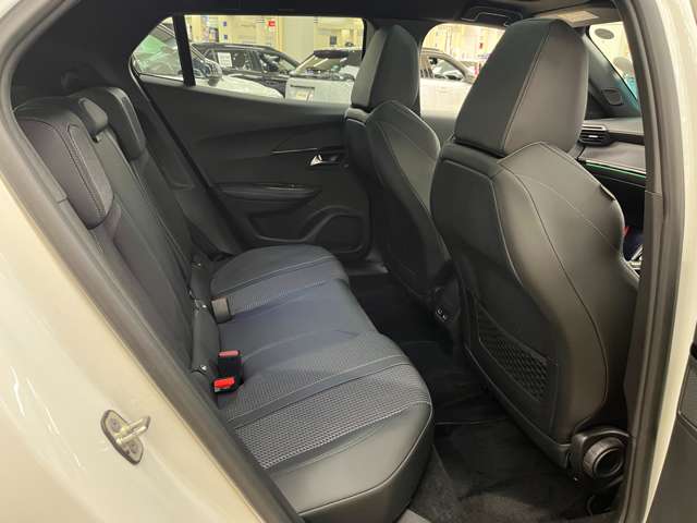 Peugeot SUV e-2008 10