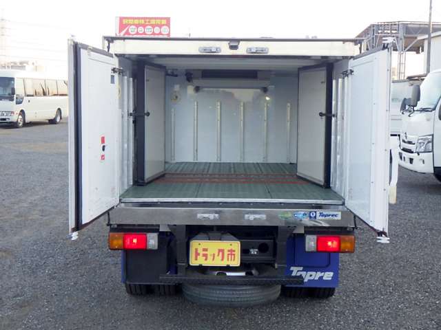 Hino Dutro 9