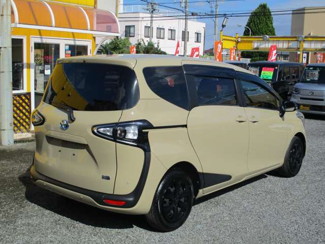 Toyota Sienta 2
