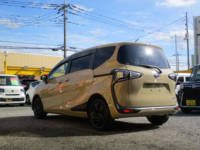 Toyota Sienta 4