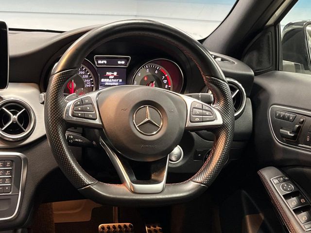 Mercedes-Benz GLA-Class 11