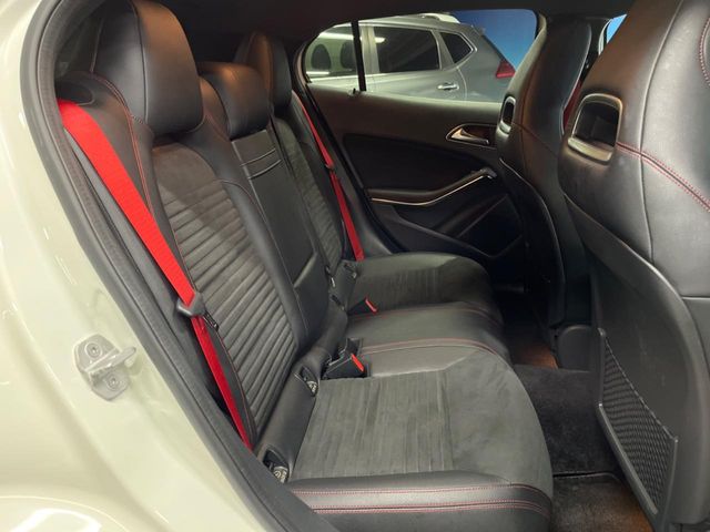 Mercedes-Benz GLA-Class 10