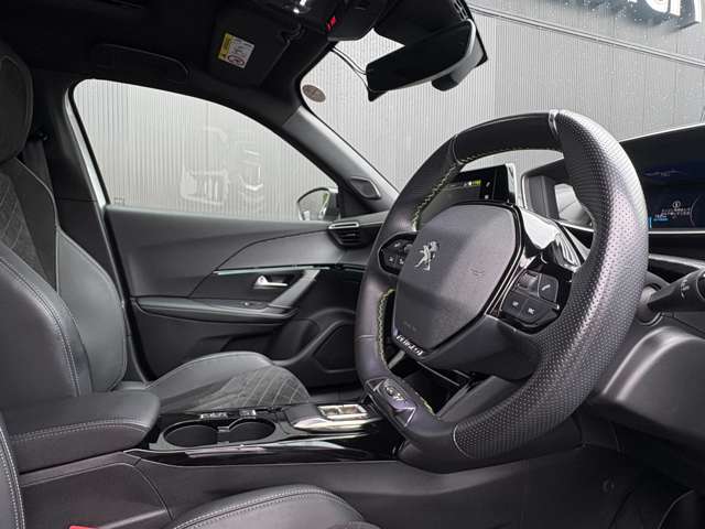 Peugeot SUV e-2008 10