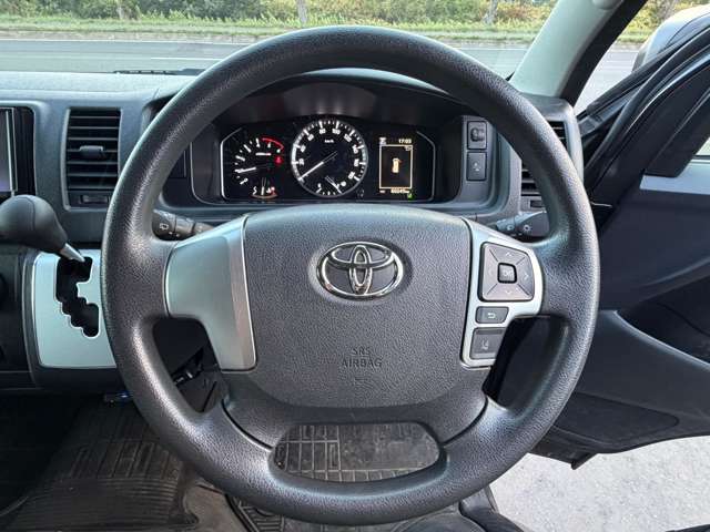 Toyota Hiace Van 12