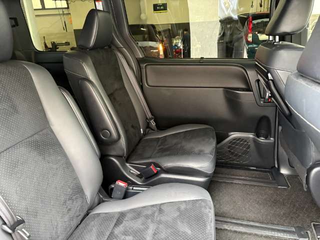 Toyota Voxy 12