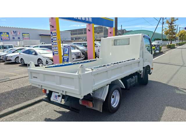 Hino Dutro 8
