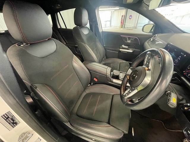 Mercedes-Benz GLA-Class 11