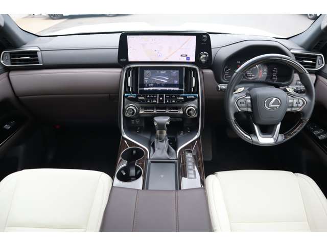 Lexus LX 8
