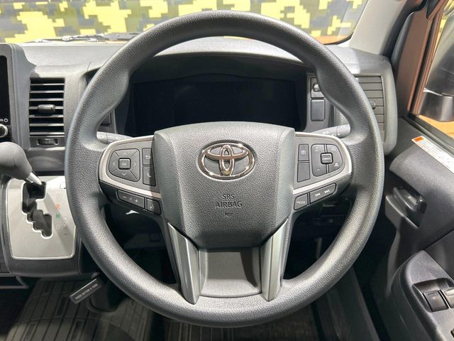 Toyota Hiace Van 11