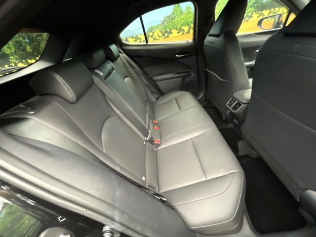 Lexus UX 9