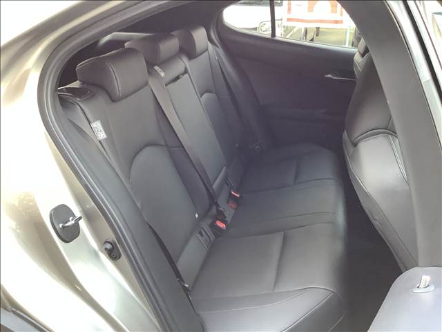 Lexus UX300e 6