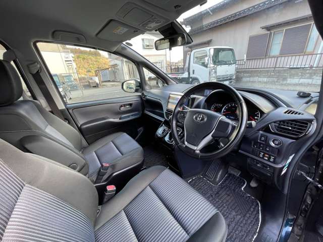 Toyota Voxy 11