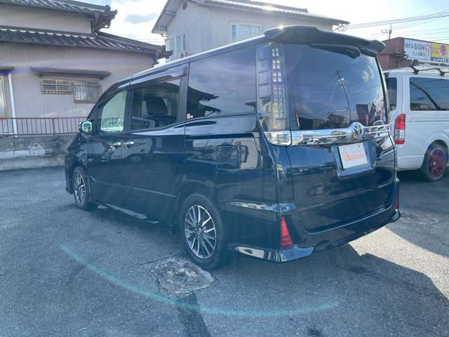 Toyota Voxy 8