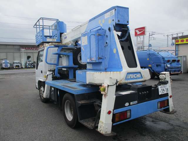 Isuzu Elf 8