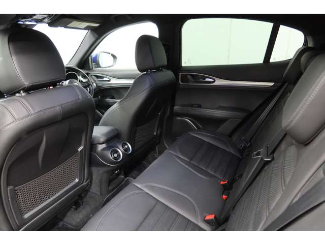 Alfa Romeo Stelvio 5