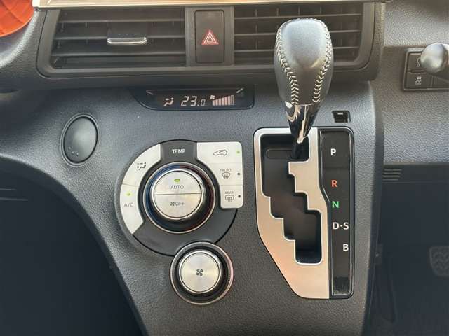 Toyota Sienta 11