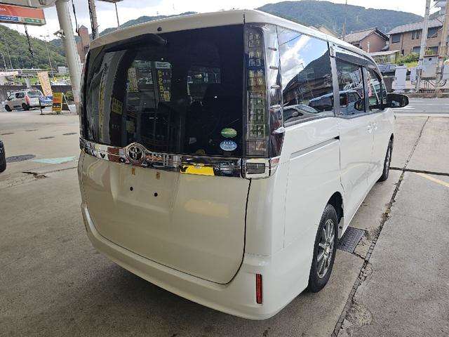 Toyota Voxy 12