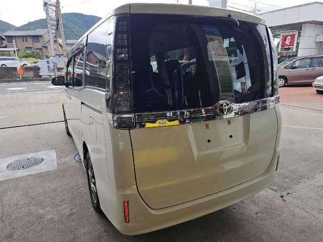 Toyota Voxy 8