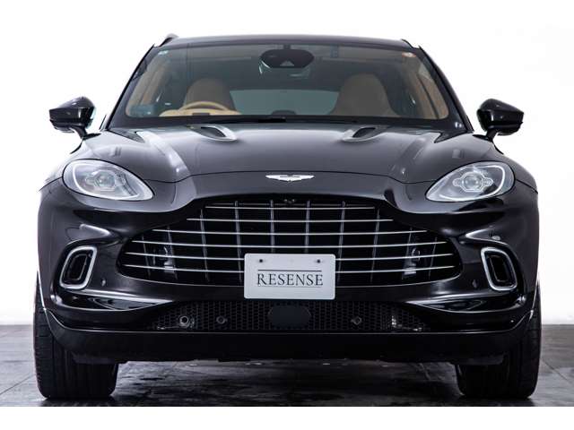 Aston Martin DBX 6