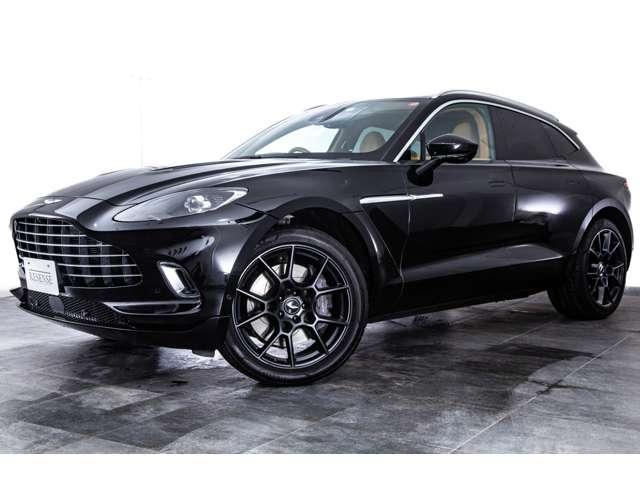 Aston Martin DBX 8