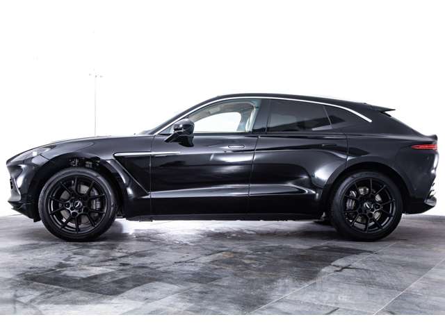 Aston Martin DBX 9